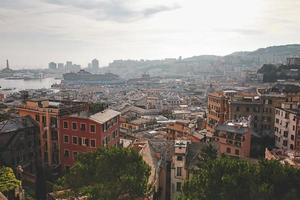 horizonte da cidade de genoa na ligúria na itália foto