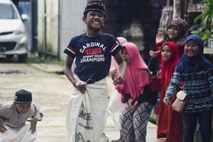 sorong, papua, indonesia 2021- pessoas celebram o dia da independência da indonésia com várias competições foto