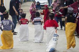 sorong, papua, indonesia 2021- pessoas celebram o dia da independência da indonésia com várias competições foto