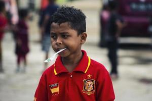 sorong, papua, indonesia 2021- pessoas celebram o dia da independência da indonésia com várias competições foto