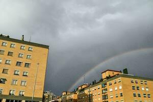 uma cidade Visão com uma Duplo arco Iris foto