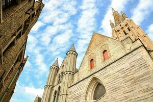 a catedral contra uma azul céu foto