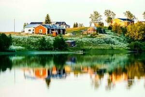 casas em a costa do uma lago foto