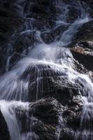 cachoeira da floresta tropical longa explosão foto