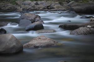 rio da floresta tropical em fotografia de longa explosão foto