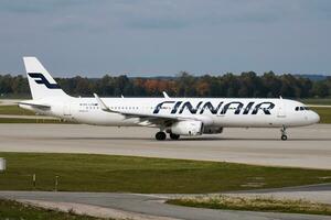 finnair passageiro avião às aeroporto. cronograma voar viagem. aviação e aeronaves. ar transporte. global internacional transporte. mosca e vôo. foto