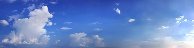 céu panorâmico com nuvem em um dia ensolarado. foto