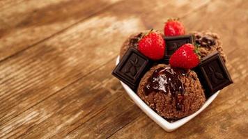 sorvete de chocolate em uma tigela. sobremesa decorada com chocolate