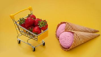 morangos frescos em um carrinho de compras e sorvete de morango foto