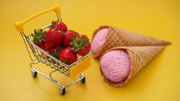 morangos frescos em um carrinho de compras e sorvete de morango foto