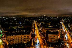 uma cidade Visão às noite foto