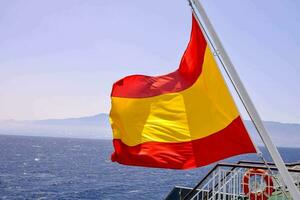 espanhol bandeira em uma barco foto