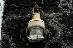 uma luminária suspensão a partir de uma pedra parede foto