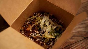 caixa de arroz frito com legumes e carne foto