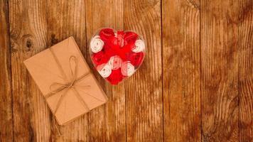 cartas em envelopes de papel artesanal e um presente de rosas