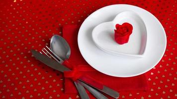 decoração romântica da mesa do feriado - fundo vermelho