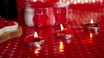 velas para o dia dos namorados, mesa com fundo vermelho festivo foto