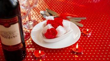Dia dos Namorados. garrafa de videira, taças, rosas vermelhas foto