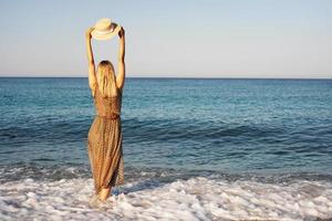 mulher na praia em um vestido marrom foto