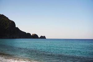 praia de cleópatra, alanya turquia. mar e montanhas