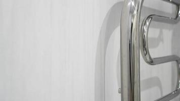 secador de toalhas de banheiro moderno - interior branco do banheiro foto