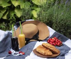 piquenique de verão no campo de lavanda. foto