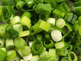 verde cebolas. picado verde cebolas para saladas. culinária fundo do finamente picado cebolas foto