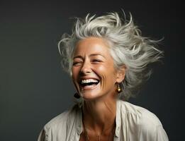 uma fechar-se foto retrato do uma lindo idosos Senior velho maduro fêmea modelo mulher cinzento cabelo rindo e sorridente. manhã pele Cuidado rotina cosméticos em Preto fundo.