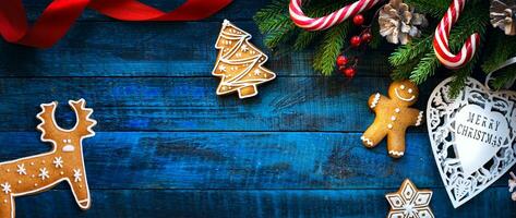 Natal doce presentes, doce bengala e Pão de gengibre homem - abeto ramo - Natal bandeira, cabeçalho, com cópia de espaço foto