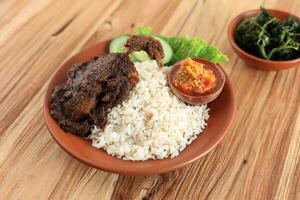 nasi bebek madura, arroz com Preto molho Pato com picante sambal bawang foto
