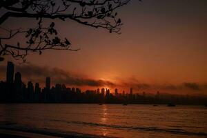 pôr do sol sobre a cidade do hong kong, China. hong kong é a Autônomo território em a sulista costa do China. foto