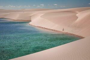 branco areia dunas e azul lago dentro namib deserto, Namíbia foto