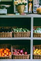 frutas e legumes dentro cestas em a contador do uma mercearia loja foto