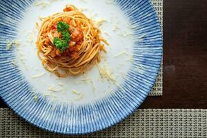 espaguete com tomate molho e parmesão queijo em uma prato foto