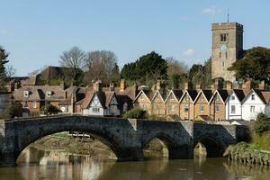 Aylesford, Kent, Reino Unido - marcha 24. Visão do a 14º século ponte e st de Pedro Igreja às Aylesford em marcha 24, 2019 foto