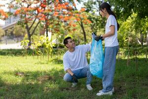 feliz jovem ásia alunos diverso voluntários com lixo bolsas limpeza área dentro a parque, a conceito do de Meio Ambiente conservação em mundo meio Ambiente dia, reciclando, caridade para sustentabilidade. foto