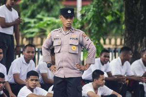 Sorong, Papua Ocidental, Indonésia 2021 - candidatos não comissionados da polícia indonésia