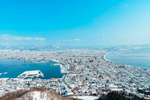 lindo panorama e paisagem urbana a partir de hakodate montanha com neve dentro inverno temporada. ponto de referência e popular para atrações dentro Hokkaido, japão.travel e período de férias conceito foto