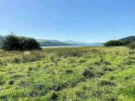 uma Visão do a norte país de gales campo às bala lago em uma ensolarado dia foto