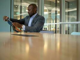 homem de negocios homem masculino pai professor aluna púrpura emprego trabalho Gerente Supervisor diretor companhia organização vestem terno Preto pele diversidade africano americano sul inteligente inteligência trabalhos trabalho foto