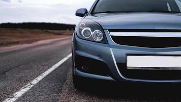 feche na frente do novo estacionamento prateado na estrada foto