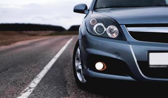 feche na frente do novo estacionamento prateado na estrada foto