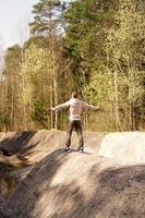 um jovem está em uma pequena montanha na área de um rio de montanha foto