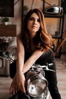 jovem mulher com moto em estúdio foto