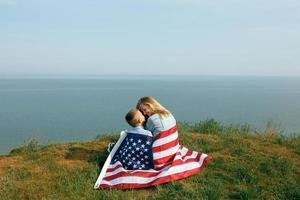 mãe solteira com filho no dia da independência dos eua foto