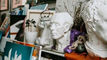 busto de escultura e ferramentas em uma oficina de arte foto