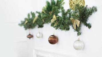 guirlanda de natal, decorações de natal, fundo, luzes e bolas foto