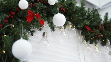 guirlanda de natal, decorações de natal, fundo, luzes e bolas foto