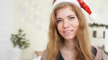 retrato de uma mulher atraente e sorridente com chapéu de natal em nome foto