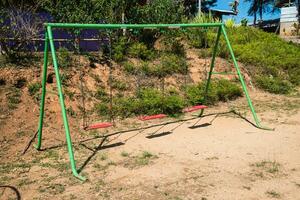 velho balanço dentro rural escola do Tailândia foto